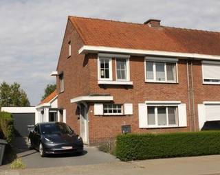 <p>Welkom in deze volledig <strong>gerenoveerde gezinswoning</strong>, rustig gelegen in een kindvriendelijke buurt te Geel. Deze instapklare woning biedt een <strong>bewoonbare oppervlakte van 165 m²</strong>, is voorzien van <strong>3 comfortabele slaapkamers</strong> en heeft alles in huis om meteen te genieten van modern en aangenaam wonen.</p>
<p>De woning werd recent <strong>volledig gerenoveerd</strong> en uitgerust met <strong>nieuwe ramen</strong>, een <strong>moderne keuken</strong> en een <strong>stijlvolle badkamer</strong> – zo hoef je enkel nog je meubels te plaatsen.</p>
<p>Daarnaast beschikt de woning over een <strong>inpandige garage</strong>, wat niet alleen praktisch is, maar ook extra bergruimte biedt.</p>
<p>De <strong>mooie, onderhoudsvriendelijke tuin</strong> is een echte troef: ideaal om tot rust te komen of te genieten met familie en vrienden.</p>
<p><strong>Troeven op een rij:</strong></p>
<ul>
<li>
<p>Instapklare gezinswoning</p>
</li>
<li>
<p>Volledig gerenoveerd: nieuwe ramen, keuken en badkamer</p>
</li>
<li>
<p>3 slaapkamers</p>
</li>
<li>
<p>Inpandige garage</p>
</li>
<li>
<p>Mooie, zonnige tuin</p>
</li>
<li>
<p>165 m² bewoonbare oppervlakte</p>
</li>
<li>
<p>Gelegen in een rustige, centrale buurt nabij scholen, winkels en centrum Geel</p>
</li>
</ul>
<p>Deze woning biedt de perfecte mix van comfort, ruimte en ligging. Klaar om te verhuizen? <strong>Contacteer ons voor een bezichtiging en ontdek het zelf!</strong></p>
<p></p>