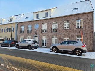 <span><strong><span>Recent 2-slpk appartement met groot zuid georiënteerd terras, kelderberging en ondergrondse autoparkeerplaats.</span></strong></span><br /><br /><span><strong>BEZOEKERSSTOP VOOR HET EERSTE BEZOEKMOMENT.</strong></span><br /><br />Bij binnenkomst stap je de woonkamer binnen met open keuken, die uitkomt op een zeer ruim zuidgeoriënteerd terras van 45 m², ideaal om van de zon te genieten. <br />Vanuit de nachthal bereik je de twee slaapkamers, die eveneens uitgeven op het terras, een badkamer met inloopdouche en badkamermeubel, en een apart toilet. <br />Handige extra’s zoals een berging, een ondergrondse parkeerplaats en een kelderberging maken dit appartement compleet. Dankzij de centrale ligging ben je vlakbij winkels, horeca en openbaar vervoer, waardoor alles binnen handbereik ligt.<br /><br /><span><strong>EPC</strong></span>: 92 kWh/m²<br /><br /><span><strong>Huurprijs </strong></span>: €905,00 per maand inclusief servicekosten.<br /><br /><span><strong>Beschikbaarheid</strong></span>: 01/04/2026.