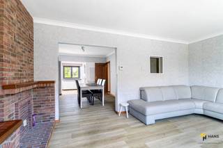 <p><span>Rupelmondestraat 239 - Bazel</span></p><p><span> </span></p><p><span>Verzorgde bel-etage (186 m²) met 3 slaapkamers en tuin (312 m²) in Bazel.</span></p><p><span>Deze verzorgde bel-etage is rustig gelegen in de Rupelmondestraat in het charmante Bazel. Je geniet hier van een aangename woonomgeving met een vlotte verbinding naar omliggende gemeenten en steden. Winkels, scholen en openbaar vervoer bevinden zich in de buurt, terwijl ook de groene Scheldevallei vlakbij ligt — ideaal voor wie graag wandelt of fietst.</span></p><p><span>De woning werd doorheen de jaren goed onderhouden en beschikt over een praktische indeling. De verwarmingsketel (Junkers) werd vernieuwd in 2014, in 2020 werden nieuwe PVC-ramen geplaatst en ook de keuken en garagepoort werden reeds vernieuwd. Verder is het platte dak geïsoleerd.</span></p><p><span>Je komt binnen in de ruime inkom- en traphal. Links bevindt zich de inpandige garage (27 m²) en achteraan op het gelijkvloers is er nog een praktische berging/wasplaats (8 m²) te vinden.</span></p><p><span>Op de eerste verdieping bevindt zich vooraan de lichtrijke leefruimte (35 m²). Achteraan ligt de leefkeuken (13 m²), die uitgerust is met alle hedendaagse comfort en over voldoende kastruimte beschikt. Verder is er op deze verdieping ook een apart toilet aanwezig. Vanuit de keuken geniet je van een open zicht over de achterliggende velden en via de trap bereik je de westgerichte tuin van maar liefst 312 m² — een heerlijke plek om tot rust te komen.</span></p><p><span>De bovenverdieping omvat drie slaapkamers van 9 m², 14 m² en 16 m², evenals de badkamer (4 m²) met ligbad/douche en lavabo.</span></p><p><span>Tot slot beschikt de woning nog over een praktische bergzolder van circa 18 m².</span></p><p><span>Ben je op zoek naar een verzorgde woning met een ruime tuin en open zicht in een rustige omgeving? Mis deze kans niet! Bewoonbare opp. 186 m² – ref.: bruto vloeropp. Voor meer info of een gratis schatting surf naar </span><span><span>www.hansimmo.be</span></span><span>.</span></p><p><span> </span></p>