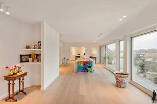 Uitzonderlijk luxueus dakappartement van 275m² met terras van 28m² en dubbele inpandige garage.Het appartement heeft een volledige renovatie...