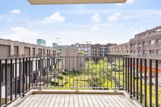 <strong>Maritime vibes near the Eilandje.</strong><br /><br />Beautifully located apartment in an energy-efficient building with a view of the communal garden. Kitchen fully installed with view on the garden and the terrace which are oriented south. Living space on parquet. Bedroom with adjoining shower room.<br />Salvage. Guest toilet.<br /><br />In short, ideal property for city lovers who love peace, greenery and south orientation!<br /><br />The parking space needs to be rented at 100 €/month<br /><br />Bicycle shed available.