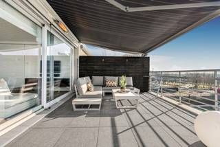 Stijlvol afgewerkt appartement van 202 m² met zuidwestelijke oriëntatie, gelegen op een toplocatie met open zicht op de jachthaven. De...