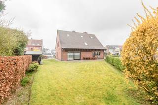 Deze <strong>oerdegelijk gebouwde open bebouwing</strong> uit 1986 is gelegen op een interessante locatie aan de rand van Sint-Niklaas. De Sparrenhofstraat staat bekend om haar residentieel karakter en biedt een <strong>aangename combinatie van rust en bereikbaarheid</strong>. Met  vlotte verbindingen naar belangrijke invalswegen en de nabijheid van winkels, scholen en openbaar vervoer geniet u hier van een <strong>praktische ligging</strong> met alle dagelijkse voorzieningen binnen handbereik.<br /><br />Dankzij de<strong> royale volumes, doordachte indeling en stevige constructie</strong> vormt deze woning de ideale basis voor wie comfortabel wil wonen in een ruime gezinswoning.<br /><br />Via de inkomhal komt u terecht in de <strong>bijzonder ruime leef- en eetruimte</strong> met een aparte zithoek voorzien van een gezellige haard. Het grote schuifraam zorgt voor een aangename lichtinval en biedt directe toegang tot de tuin. Op het gelijkvloers bevinden zich verder de keuken, een praktische wasplaats, een douchecabine en toegang tot de kelder.<br /><br />Op de eerste verdieping geeft de ruime nachthal toegang tot <strong>vier volwaardige slaapkamers</strong> en een badkamer.<br />Daarnaast beschikt de woning nog over een <strong>zolder, bereikbaar via een uitklapbare trap</strong>: ideaal als extra bergruimte of eventueel verder in te richten. <br /><br /><em>Het stuk grond dat met de woning verkocht wordt, bedraagt bij benadering zo'n 840 m². Dit dient, in overleg met de koper, nog afgesplitst te worden van de oprit naar de ernaast gelegen garages. </em><br /><br />Enkele troeven op een rijtje:<br />- royale volumes<br />- 4 volwaardige slaapkamers<br /><strong>- EPC-label B<br />- zonnepanelen (4.800 Wp)</strong><br />- solide constructie. <br /><br />Interesse? Kom deze woning zelf ontdekken en contacteer ons via laurens@claves.be of op 0476 21 35 46.