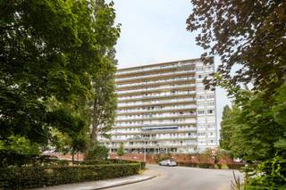 Dit appartement is gelegen op de derde verdieping in een gebouw met lift en bestaat uit een lichtrijke leefruimte, aparte keuken, badkamer (...