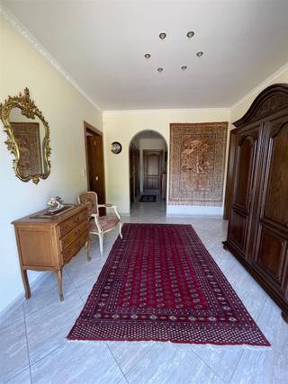 <p><span>Bent u op zoek naar een magnifieke, perfect onderhouden, gelijkvloerse woning, met net iets meer afstand tot de buren? En dat liefst op fietsafstand van de stad? Dan is deze woning met prachtige tuin rondom een topper. Ze werd in 1998 gebouwd met de allerbeste materialen en is zo goed in ere gehouden dat ze werkelijk instapklaar is. Er is een ruime inkomhal en de erg grote living en de volledig uitgeruste keuken geven beiden uit op een prachtige veranda. Aan de keuken is er ook nog een ruime beging, die door geeft naar een XL-garage. Er zijn nu op het gelijkvloers 2 erg grote kamers die beiden toegang hebben tot de badkamer met inloopdouche. Op zolder kunnen zeker nog 2 kamers bijgemaakt worden, mocht dat nodig zijn (opp gelijkvloers is nu al 210m2). De woning is volledig onderkelderd met een kruipkelder. Een zeer aangename, erg kwalitatieve en praktische woning!</span></p>