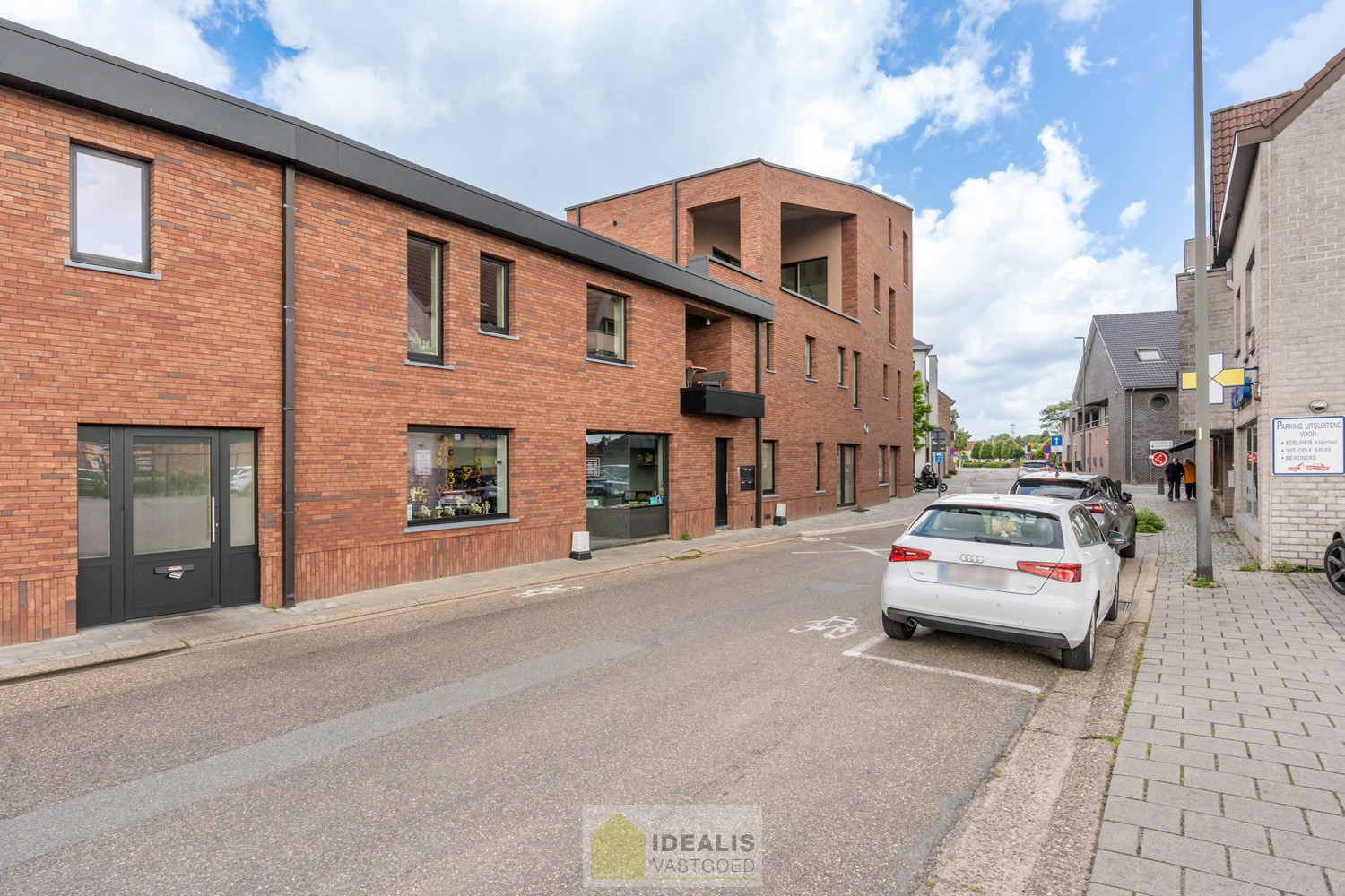 IDEALIS VASTGOED - HANDELSRUIMTE MET TAL VAN MOGELIJKHEDEN OP EEN TOPLOCATIE IN HET CENTRUM VAN PEER! Dit handelspand van +- 92m² is gelegen op de meest levendige winkelstraat van Peer met een breed aanbod aan winkels, restaurants en dienstverlenende bedr - foto 4