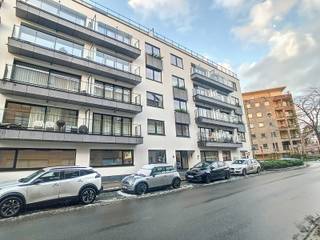 <p>Studio for rent in the heart of Leuven in the “The Vine” residence. The studio is located on the ground floor and consists of a bright living space with an open kitchen. The kitchen is fully equipped with an oven, a stovetop with range hood, and a refrigerator.</p><p></p><p>The bathroom features a shower, toilet, and single sink. The building itself has a shared bicycle storage area. Tenants can also use the shared laundry room.</p><p></p><p>The rent is €700 + €100 in common area fees. All utilities are billed individually.</p><p></p><p>Availability: 11/01/2026</p><p></p><p>The ideal location of this apartment ensures that the tenant is close to the train station, the shopping street, supermarkets, restaurants, cafés, schools, and hospitals—all within biking and walking distance. There is also good access to the E314. Are you interested in this beautiful apartment? Schedule your visit via our website www.living-stone.be!</p>