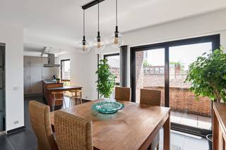 Uitzonderlijk ruim en instapklaar duplex appartement met 4 slaapkamers, 2 badkamers, riant terras en parking te centrum Borsbeek. Het...