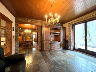 In een doodlopende straat, op wandelafstand van het centrum van Haacht, ligt deze ruime gelijkvloerse gezinswoning op een mooi perceel van 10a 86ca. Met een bewoonbare oppervlakte van 154 m² geniet je hier van 2 slaapkamers, een ruime badkamer, een polyvalente ruimte (ideaal als bureau of hobbykamer), een volledig uitgeruste keuken en een lichtrijke veranda met zicht op de royale noordoostgerichte tuin met tuinhuis.<br /><br />De ruime garage met extra bergruimte en een zolder die verder kan worden afgewerkt, creëert tal van bijkomende mogelijkheden.<br /><br />Scholen, winkels en openbaar vervoer bevinden zich in de onmiddellijke nabijheid.<br />De woning heeft een EPC-score van 646 (label F) en valt onder de renovatieverplichting, waardoor zij binnen 6 jaar na de akte moet worden gerenoveerd tot minstens label D. Hiervoor zijn premies voorzien: https://www.vlaanderen.be/een-woning-kopen/renovatieverplichting-voor-residentiele-gebouwen-vanaf-2023 .<br /><br />𝗥𝘂𝘀𝘁𝗶𝗴𝗲 𝗹𝗶𝗴𝗴𝗶𝗻𝗴, 𝘃𝗲𝗲𝗹 𝗿𝘂𝗶𝗺𝘁𝗲 𝗲𝗻 𝘁𝗮𝗹 𝘃𝗮𝗻 𝗺𝗼𝗴𝗲𝗹𝗶𝗷𝗸𝗵𝗲𝗱𝗲𝗻. 𝗢𝗻𝘁𝗱𝗲𝗸 𝗵𝗲𝘁 𝗽𝗼𝘁𝗲𝗻𝘁𝗶𝗲𝗲𝗹!<br /><br />📞Contacteer ons voor een bezoek en ontdek deze unieke eigendom van dichtbij!<br /><br /><br />INDELING<br /><br />Gelijkvloers:<br />Inkomhal, woonkamer (zithoek + eethoek), polyvalente ruimte, ingerichte keuken (inbouwkasten, oven, koelkast, keramische kookplaat, dampkap, vaatwasmachine, dubbele lavabo) met aansluitend bergplaats en veranda, afzonderlijk toilet, 2 slaapkamers, badkamer. (ligbad, douche, 2e toilet, dubbele lavabo in meubel), garage met bergruimte en toegang tot zolder.<br /><br />Verdieping: Bergzolder die nog verder kan ingericht worden.<br /><br />Exterieur: Tuinhuis, terras.<br /><br /><br />DIVERSEN<br />Asbestveilig. Elektriciteit niet conform. Septische put + aansluiting riolering. Regenwaterput. <br />CV op stookolie met radiatoren. Houten ramen/deuren met dubbele beglazing.<br />Luchtspouw aanwezig. <br /><br />WETTELIJKE BEPALINGEN<br />Asbestveilig.<br />Stedenbouwkundige vergunning : ja | Geen verkavelingsvergunning<br />Geen rechterlijke herstelmaatregel of bestuurlijke maatregel opgelegd.<br />Voorkooprecht: neen<br />Stedenbouwkundige bestemming : woongebied<br />Watertoets: P en G score: A<br />Niet gelegen in een risicozone voor overstromingen.