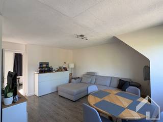 <p><span>Gerenoveerd appartement op de 2de verdieping, bereikbaar met de trap. Het appartement bestaat uit: hal met apart toilet, woonkamer, halfopen ingerichte keuken en badkamer, 1 slaapkamer en 1 extra kleine kamer (bureau/dressing). Garagebox inbegrepen. Rustig gelegen nabij centrum. Gem. kosten € 30,00/maand. Interesse? </span><span>Voor een bezoek ter plaatse kan u zich rechtstreeks inschrijven voor het bezoekmoment via Immo Matrix-Kolum - www.immomk.be </span></p>
