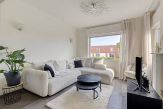 DISCOVERY DAY: Zat. 10/10 van 16u - 17u.Kom als eerste deze woning ontdekken!www.garenstraat1.beTE KOOP: Alleenstaande woning te MOEN (ZWEVEGEM). Gelegen op een perceel van 532m² vlak bij het water, vinden we deze alleenstaande woning met zonnige, zuid-gerichte tuin. We betreden de woning via de ruime en mooi afgewerkte inkomhal met vestiaire mogelijkheden. Deze geeft toegang naar de lichtrijke leefruimte, bestaande uit rustige eetplaats en een gezellige salonruimte. Aanpalend vinden we de uitgeruste keuken die het sleutelpunt van de benedenverdieping vormt. Met een schuifruim naar het gezellige, overdekte terras. De toegang naar de volledig uitgeruste badkamer met wastafel, toilet, ligbad, douche en wasplaats. Alsook de zonovergoten veranda met zicht op de tuin en de praktische kelder. Op de eerste verdieping vinden we allereerst een zeer grote slaapkamer met daarnaast een 2e kamer die werd ingericht als bureau en doorgang biedt naar 3e kamer zijnde een knusse kinderkamer. Er is een vast trap naar de zolderverdieping die volledig werd afgewerkt als masterbedroom met dressing en voldoende ingewerkte berging.De tuin is toegankelijk via een grote, automatische poort en biedt een zee van ruimte in een zonovergoten, groene sfeer. Aan de woning is er een dubbele carport en een gesloten garage aangebouwd. Wenst u meer informatie of een bezoek? Neem contact met Stein via 0468 41 38 48 of stein@immovercoutere.be