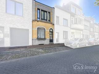 Bent u op zoek naar een instapklare woning op een centrale en groene locatie? Deze charmante eengezinswoning, gelegen dichtbij het prachtige Rivierenhof, combineert ruimte, licht en functionaliteit.<br />Op het gelijkvloers bevinden zich momenteel twee volwaardige slaapkamers. Daarnaast is er een extra ruimte die vandaag ingericht is als gezellige zitruimte met bijkeuken en wasplaats, maar die perfect kan omgevormd worden tot een derde slaapkamer.<br />De eerste verdieping omvat de lichtrijke leefruimte, praktisch ingedeeld en voorzien van grote raampartijen die zorgen voor een aangename lichtinval. Aansluitend vindt u de keuken, uitgerust met een inductiekookplaat, dampkap en koelkast met vriesvak.<br />De badkamer beschikt over een enkele lavabo, een bad met douchewand en een toilet. Verder is er op deze verdieping nog een handige berging aanwezig.<br />Buiten geniet u van een aangename tuin met veranda — ideaal om te ontspannen of gezellig te tafelen. Tot slot is er nog een kelder, perfect voor extra opslagruimte.<br />Troeven:<br />°Topligging dichtbij Rivierenhof<br />°Instapklare woning<br />°Mogelijkheid tot 3 slaapkamers<br />°Lichtrijke leefruimte<br />°Tuin met veranda<br />°Praktische indeling met voldoende bergruimte<br />°Kelder aanwezig<br />Een ideale woning voor wie comfortabel wil wonen op een centrale locatie met groen in de buurt. Plan snel uw bezoek!