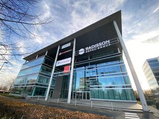 Uniek gelegen kantoorruimte van 1.203 m² met uitstekende visibiliteit te huur, deel uitmakend van het knappe kantorencomplex "Bourget".<br /><br />De kantoren bevatten veel natuurlijk licht en bevinden zich op het gelijkvloers van het kwalitatieve kantoorgebouw met aanwezigheid van o.a. toegangsbeveiliging, liften, verhoogde vloer, airco, ... Het instapklare gebouw is voorzien van sanitair, restaurant, picknickplaatsen, lockers, beveiligde fietsenstalling met laadmogelijkheid voor elektrische fietsen, ... Ruime parkeermogelijkheden (binnen en buiten) bij het gebouw (ratio 1/50).<br /><br />Fantastisch gelegen langs de Leopold III-laan (A201) met vlotte verbinding naar de R0, E40, E19, A12 en E411. Op slechts 7 min. van luchthaven Zaventem. Goede bereikbaarheid met het openbaar vervoer: station Bordet ligt op amper 1,7 km. Ook andere oppervlaktes mogelijk.<br /><br />Contacteer PANORAMA B2B voor bijkomende inlichtingen of een vrijblijvend plaatsbezoek 0477 09 00 09.
