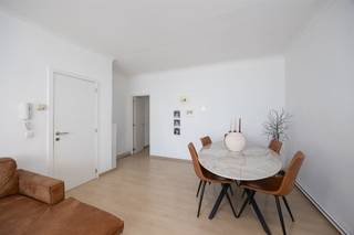 <p><span><strong>Instapklaar en Gerenoveerd Appartement met 2 Slaapkamers nabij het Centrum van Antwerpen</strong></span></p><p> </p><p><span>In een verzorgd, kleinschalig gebouw met slechts drie wooneenheden, vind je dit lichtrijk en instapklaar appartement op de tweede verdieping. De woning werd grondig gerenoveerd en is ideaal voor wie op zoek is naar een investering of een eerste woning zonder renovatiezorgen.</span></p><p><span>Je komt binnen in de gezellige leefruimte met laminaatvloer, die aansluit op de volledig geïnstalleerde keuken. Verder zijn er twee comfortabele slaapkamers en een moderne badkamer met inloopdouche en toilet.</span></p><p><br /><span>Het appartement bevindt zich op een toplocatie vlakbij het centrum van Antwerpen. Openbaar vervoer is bijzonder vlot: de tramhalte ligt pal voor de deur. Ook winkels, scholen en invalswegen zijn in de onmiddellijke omgeving aanwezig, wat het zowel voor eigen bewoning als verhuur erg interessant maakt.</span></p><p> </p><p><span><strong>TROEVEN</strong></span></p><p><span>+ Kleinschalig en rustig gebouw</span></p><p><span>+ Instapklaar en volledig gerenoveerd</span></p><p><span>+ 2 volwaardige slaapkamers</span></p><p><span>+ Geïnstalleerde keuken en moderne badkamer</span></p><p><span>+ Tramhalte voor de deur</span></p><p><span>+ Interessant als opbrengsteigendom</span></p><br /><p><span>Stedenbouwkundig uittreksel in aanvraag.</span></p>