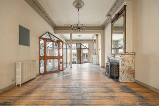 Op het beste commerciële stuk van de Bredabaan bevindt zich dit uitzonderlijke neo-classicistische herenhuis, waar historische grandeur en...