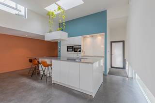EERSTE BEZOEKDAG ZATERDAG 8 AUGUSTUS VANAF 10U (ENKEL OP AFSPRAAK!!)<br /><br />LEDE - Deze hedendaagse woning op een ruim perceel van maar liefst 15 are is gelegen in het gezellige Impe, op wandelafstand van de Geelstervallei en het dorpsplein.<br /><br />De woning is enerzijds zeer rustig gelegen maar anderzijds ook niet ver van de N9 vanwaar zowel de E40 van Aalst als Wetteren snel te bereiken zijn.<br />Ook het centrum van Lede ligt maar een aantal kilometer verderop.<br /><br />Naar indeling toe beschikt deze topper op het gelijkvloers over een ruime inkomhal met bureauruimte, een gastentoilet, een zeer lichtrijke open leefruimte met volledig geïnstalleerde keuken, een tweede bureauruimte en een bergruimte/technische ruimte.<br />Op de verdieping bevinden 3 slaapkamers waarvan 1 met ingemaakte kasten, een tweede toilet en een badkamer met inloopdouche en ligbad.<br />De woning beschikt over een carport en meerdere parkeerplaatsen voor de woning.<br /><br />Naar comfort toe is er dubbele beglazing, vloerverwarming op aardgas op het gelijkvloers, een conforme electriciteitsinstallatie, <br /><br />Extra troeven: 24 zonnepanelen, laadpaal, regenwaterput 8.000L, airco in alle slaapkamers en de leefruimte, gezellige gashaard, Grohe Blue Home met zowel gekoeld plat als bruisend water.<br /><br />In de zuidoost gelegen tuinzone is het zalig zitten, op het terras of onder de royale overkapping. <br />De tuin is volledig afgesloten, zodat kinderen en dieren er naar hartenlust kunnen spelen zonder dat u zich zorgen hoeft te maken.<br />Het tuinhuis is de ideale plaats om fietsen of ander materiaal te stallen.<br /><br />Bent u op zoek naar een instapklare, halfopen bebouwing gelegen in het groen, op een centrale en toch rustige locatie , aarzel dan niet en maak snel uw afspraak! Voor meer info of bezoek 053/60.65.60.<br /><br />De vermelde prijs is een richtprijs. Na ontvangst van de biedingen zal de verkoper beslissen of hij/zij de eigendom verkoopt aan het beste bod. De richtprijs is aldus niet bindend voor de verkoper. Voor meer info kunt u ons contacteren of het reglement raadplegen op onze website.