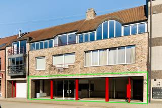 Deze mooie en ruime winkelruimte geniet van een zeer centrale ligging en biedt een praktische indeling (239m²).Bij het binnenkomen treffen we een...