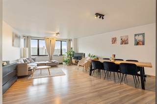 <p><span>Tienen: Modern en recent gerenoveerd appartement met 2 slaapkamers</span></p><p><span> </span></p><p><span>Dit ruime en recent gerenoveerde appartement van 101m² is gelegen in het hart van Tienen en biedt alles wat u nodig heeft voor een comfortabel woongenot. Het appartement is gelegen op de vierde verdieping wat tevens het hoogste verdiep is. </span></p><p><span>We betreden het appartement via een ruime inkomhal, die toegang biedt tot de lichtrijke woonkamer met aansluitende vernieuwde keuken. Aan de andere kant van het appartement vinden we 2 ruime slaapkamers waarvan de masterbedroom eveneens toegang heeft tot een terras op het oosten. De badkamer werd eveneens recent vernieuwd en voorzien van een aangename douche, de was aansluitingen werden hier ook ondergebracht. </span></p><p><span>Om het appartement te vervolledigen werd er eveneens voorzien in een kelderberging en 2 autostaanplaatsen (achter elkaar). </span></p><p><span>Bent u op zoek naar een ruim appartement in het centrum van Tienen? Zoek niet verder en maak vandaag nog een afspraak! </span></p><p><span> </span></p>