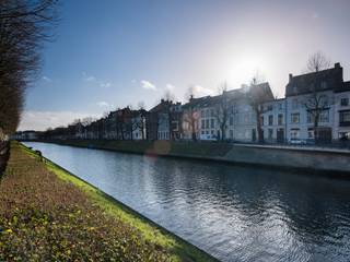 <strong>Centrum Gent - Lichtrijk 2-slpk hoekappartement op een boogscheut van de Kouter.</strong><br /><br /><em>Voor meer informatie mail naar info@carloeggermont.be </em><br /><br /><br /><em>Dit appartement vinden we terug op de eerste verdieping van een hoekgebouw gelegen op de kruising van de Twaalfkameren en de Johan Daisnestraat.</em><br /><br />Rustig gelegen op wandelafstand van de Kouter en de belangrijkste winkelstraten van het Gentse stadscentrum. De ideale uitvalsbasis en het ideale rustpunt te midden van het bruisende stadsleven.<br /><br />Via de lift krijgt men toegang tot het appartement op de eerste verdieping. Het appartement geniet een logische en praktische indeling. <br /><br />De inkomhal voorzien van gastentoilet geeft toegang tot de leef- en eetruimte die samen een lichtrijk geheel vormen dankzij dat de hoekligging en de daarbij horende raampartijen. In deze ruimte vinden we nog het origieneel parket. Aansluitend aan de eetplaats vinden we de keuken met een even praktische indeling en toegang tot een balkon. Achter de keuken is er nog een handige een bergplaats.<br /><br />De hal van het appartement leidt naar twee aangename slaapkamers en de badkamer die voorzien is van een bad/douche en wastafel.<br /><br /><strong>Kortom, gelegen op deze toplocatie is dit de ideale investering voor zowel young professionals, investeerders of voor ouders van studerende kinderen.</strong><br /><br /><em>(Maandelijkse provisiekosten: € 116, verbruik gas/water collectief, privatieve kelderberging inbegrepen)</em>