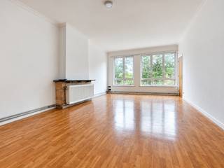 <strong>Licht 2 slaapkamer appartement met terras tegenover klein park op de eerste verdieping in een kleinschalig gebouw zonder lift.<br />Het appartement is gelegen nabij tal van winkels, scholen, openbaar vervoer, Park den Brandt/Nachtegalenpark, sportgelegenheden, ziekenhuizen, belangrijke in- en uitvalswegen doch in een zeer rustige straat.</strong><strong><br /></strong><span><strong><br />INDELING:<br /><br /></strong></span><span>Via de INKOMHAL (ca 4m x 2m) betreedt u de gezellige en lichte LEEFRUIMTE ca. 7,20m x 4,37m met aparte BUREAUKAMER/SLAAPKAMER ca. 2m20 x 3,36m.</span><br /><br /><strong></strong><span>De hal geeft u toegang tot de aparte SLAAPKAMER ca. 3,71m x 4,36m, gelegen op vynil, kijkt uit op de tuinen aan de achterkant.</span><br /><br /><span>Ingerichte BADKAMER ca. 2,11m x 1,76m: ligbad met douchemogelijkheid, lavabo en toilet</span><br /><br /><strong></strong><span>Deels ingerichte KEUKEN ca. 8,30m² is voorzien van opbergkasten, een gasvuur, dampkap en een spoelbak. Deze geeft toegang tot het mooi terras van ca. 6m x 1,30m</span><br /><br /><span><strong>BIJZONDERHEDEN:</strong></span><br /><span>* </span><span>Zonnig gerichte terras </span><br /><span>* Overal dubbele beglazing, draai- en kipramen, vliegenramen, parlofonie</span><br /><span>* </span><span>AO: 44 EUR / maand (elektriciteit gemeenschappelijke delen en beheer)</span>