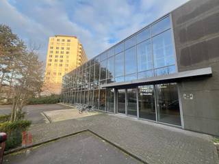 Fantastisch gelegen instapklare kantoorruimte van +/- 348 m² te huur op wandelafstand van de voorkant van het station Gent Sint-Pieters en van...