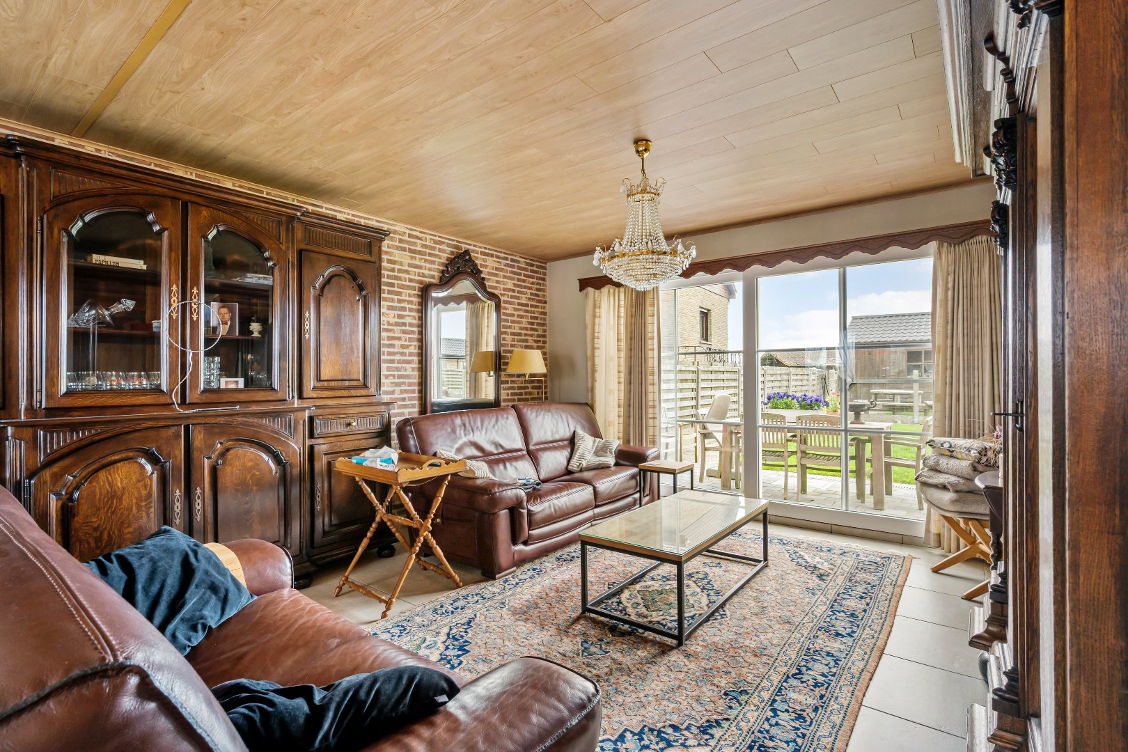 Villa met 2 slaapkamers, ruime zolderverdieping, garage en tuin. - foto 4