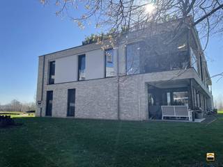 Luxe appartement (133 m² - 1e verdiep) met terras in Domein Bloesempark Borgloon In het exclusieve en afgesloten Domein Bloesempark bevindt zich dit...