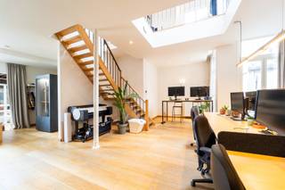 <br /><strong>Zeer royaal Kantoorruimte op toplocatie!</strong><br /><br />Bent u op zoek naar een ruime en stijlvolle kantoorruimte in het hartje van Antwerpen? <br /><br />Dit zeer royaal kantoor is gelegen op  een uitstekende locatie, op wandelafstand van de Grote markt en de Groenplaats. Gemakkelijke toegang tot het openbaar vervoer, winkels, en eetgelegenheden. Perfect voor bedrijven die willen genieten van de dynamiek van de stad.<br /><br />Het kantoor biedt een uitzonderlijke ruimte van ca 650 m2 dat naar eigen wens kan worden ingericht. Ideaal voor teams of bedrijven die behoefte hebben aan een inspirerende werkplek.<br /><br />Bovendien is hier plaatsgemaakt voor een prachtige studio. Deze is voorzien van een ruime slaap- en leefruimte, aparte badkamer met ligbad en wastafel en een volledig ingerichte keuken. <br /><br />Huurprijs: 4700,00 EUR/maand<br />Kosten: 50,00 EUR/maand incl. water<br /><br />Laat deze kans u niet voorbij gaan en contacteer LISTED: +32 3 283 51 51.