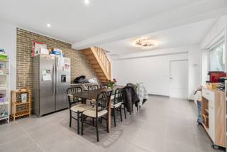 [[ DIT PAND NEEMT DEEL AAN DE ERA OPEN HUIZEN DAG OP 6/12 VAN 11:00 TOT 12:00 ]]
<p>Op een centrale ligging in Okegem, op wandelafstand van station, school en centrum, bevindt zich deze instapklare eengezinswoning. Dankzij de vlotte verbindingen richting Ninove, Pamel, Aalst, Gent en Brussel is dit een ideale uitvalsbasis voor pendelaars.</p>

<p>Het gelijkvloers omvat een inkomhal, inpandige garage, eetkamer, woonkamer, open ingerichte keuken, tweede zithoek en een berging/technische ruimte. Deze extra leefruimte kan perfect dienen als bureau of thuiswerkplek. Buiten is er een onderhoudsvriendelijk terras. De eerste verdieping telt drie slaapkamers en een badkamer. De zolder, bereikbaar via vaste trap, biedt bijkomende inrichtingsmogelijkheden.</p>

<p>Technisch staat de woning bijzonder sterk: conforme elektrische keuring tot 2043, recente centrale verwarming op aardgas en ramen met hoogrendements- en deels driedubbele beglazing.</p>

<p>De woning is momenteel verhuurd aan €900/maand tot 17/02/2025, wat ze zowel geschikt maakt voor gezinsbewoning als voor investeerders die een onmiddellijk rendement wensen.</p>

<p>Troeven:<br />• Centrale ligging nabij station en centrum<br />• Conforme elektrische keuring tot 2043<br />• Recente CV op aardgas<br />• HR- en deels driedubbele beglazing<br />• Inpandige garage + terras<br />• Vaste trap naar zolder met potentieel</p>