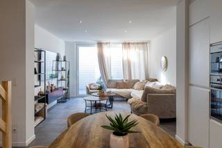 Op zoek naar een energiezuinige instapklare gezinswoning of een interessante investering? Deze smaakvol gerenoveerde woning combineert hedendaags comfort met een praktische indeling en een centrale ligging in Temse.<br />Bij het binnenkomen word je verwelkomd in de inkomhal, voorzien van een dressingkast en een gastentoilet. Aansluitend bevindt zich de open, volledig uitgeruste keuken met aangrenzende leefruimte. Vanuit de leefruimte heb je toegang tot een gezellig, ingesloten terras waar je in alle rust kan genieten. Naast de keuken is er bovendien een praktische bergruimte voorzien.<br />Op de eerste verdieping bevinden zich twee slaapkamers, een apart toilet en een badkamer met inloopdouche. Via de vaste trap bereik je de tweede verdieping, waar zich de derde slaapkamer bevindt.<br />Ook voor investeerders is deze woning een interessante opportuniteit. Het pand is momenteel verhuurd en genereert bijgevolg huurinkomsten.<br />Dankzij de smaakvolle renovatie, de centrale ligging in Temse en de functionele indeling met drie slaapkamers is deze woning ideaal voor wie comfortabel wil wonen of op zoek is naar een interessante investering. Interesse? Contacteer ons via 03/283.84.84 of mail naar gert@ax-quality.be voor meer informatie of een bezoek.