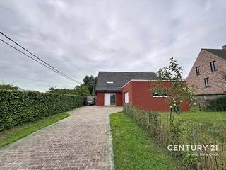 Op een boogscheut van het historische Damme en slechts 6 km van Brugge bevindt zich deze Scandinavisch geïnspireerde passiefbouwvilla (2023). Met een royale bewoonbare oppervlakte van 280 m² combineert deze jonge architecturale parel high-end duurzaamheid met een ongeëvenaard warme, serene woonbeleving. De opvallende gevel in Thermowood — afgewerkt met authentieke Zweedse Falu Rød-verf — verraadt meteen het unieke karakter van deze ecologische droomwoning.<br />De tuin: Een privé-ecosysteem vol rust.<br />Het buitengebeuren is ontworpen als een verlengstuk van de natuur, met maximale aandacht voor biodiversiteit:<br />Zuidgerichte oriëntatie: Zowel de tuin als het terras baden de hele dag in de zon.<br />Natuurlijke zwemvijver: Een kristalheldere oase van rust die naadloos opgaat in het landschap.<br />Charmant bijgebouw: Een houten tuinhuis ingericht als gezellige tuinkamer, inclusief een handige bergzolder van 24 m².Groen & Duurzaam: Rijke fruitbomen in de voor- en achtertuin én een slim geïntegreerde wadi in de voortuin.<br />Indeling van de villa:<br />Een lichte, rustgevende inkomhal met gastentoilet en een eerste praktische berging. Volledig woonprogramma: Een volwaardige gelijkvloerse slaapkamer en een aangrenzende badkamer met douche — perfect voor gasten of levensloopbestendig wonen.<br />Een zonovergoten leefruimte dankzij monumentale glaspartijen die het zicht op de zwemvijver naar binnen trekken. De open maatwerkkeuken met hoogwaardige Bosch-toestellen vormt het kloppend hart van het huis, geflankeerd door een tweede berging.<br />Een dubbele inpandige garage, een aparte werkplaats en een droge kelderruimte onder de garage.<br />Drie volwaardige, lichte slaapkamers en een comfortabele badkamer met ligbad.<br />Polyvalente hobbykamer: Een indrukwekkende ruimte die indien gewenst eenvoudig kan worden opgedeeld in twee extra slaapkamers. Een aparte technische ruimte en een grote bergzolder van 50 m² met tal van uitbreidingsmogelijkheden.<br />Toekomstgericht DNA: Absolute technologische top (E-peil -21)Deze villa is volledig klaar voor de toekomst en blinkt uit in een extreem laag energieverbruik en een superieur binnenklimaat. Comfortabele vloerverwarming én vloerkoeling op élke verdieping dankzij betonkernactivering en een geavanceerde warmtepomp. Ventilatiesysteem D met een efficiënte warmtewisselaar. Maar liefst 42 Sunpower-zonnepanelen gekoppeld aan een 10 kWh thuisbatterij en een Huawei-laadpaal voor elektrische wagens. Twee regenwaterputten met een totale capaciteit van 20.000 liter. Automatische zonwerende screens die oververhitting op hete zomerdagen voorkomen. Goed om te weten: Alle uitgevoerde technieken en bouwwerken zijn nauwkeurig en transparant gedocumenteerd. Kortom: een zeldzame opportuniteit voor wie zoekt naar de ultieme synergie tussen high-end ecologisch bouwen, ruimte en een idyllische ligging nabij de stad.