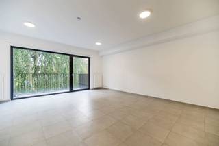 Rue du Bambou 22B (B2.2) (limiteUccle/Forest). Splendide appartement deux chambres, situé dans une nouvelle résidence au deuxième étage. Bel appartement deux chambres d’environ 82 m² composé d’un hall d’entrée, d’un séjour, cuisine ouverte et super équipée, de deux belles chambres, d’une salle de bain, d'une buanderie, d'un wc séparé, d'une cave, et d’une magnifique terrasse. Environnement calme et verdoyant à proximité immédiate des transports et gare. Vous serez séduits par la luminosité de l’appartement, la terrasse et la localisation. Disponible immédiatement. PEB: B - 91kWhEP/m²/an - 8315kWhEP/an - Num: 286898-N-2-22-3-2  Loyer : 1.150 €/mois  + provisions pour charges communes : 180 €/mois Possibilité d’un emplacement de parking intérieur : 100 €/mois. INFOS &amp; VISTES : 0477 57 98 87