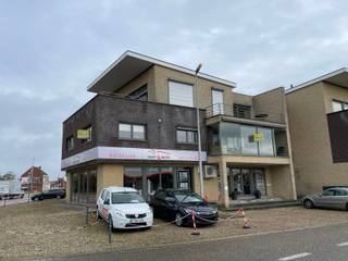 <p>Dit prachtig appartement is gelegen op de eerste verdieping, te bereiken via de lift of trap. <br /><br />Je komt binnen in de inkomhal, via een moderne glazendeur betreed je in de leefruimte of via de deur recht kan je naar het gastentoilet. <br />De leefruimte geniet veel natuurlijke lichtinval dankzij de grote ramen, ook is ze nog eens ruim genoeg voor een zithoek en een eetkamer verder beschikt deze over een Airco. Aangrenzend de leefruimte heb je het overdekte terras, dit prachtige terras is langs buiten ook afsluitbaar, en is dus het hele jaar door te gebruiken. <br /><br />De keuken is uitgerust met een vaatwasser, keramische kookplaat, combi-oven en een koelkast. <br /><br />Er zijn 2 ruime slaapkamers aanwezig. De badkamer is met dubbele lavabo, douche, en een toilet. <br /><br />Verder beschik je nog over een ondergrondse parking en afsluitbare berging. <br /><br />Beschikbaar vanaf 1/11/2026<br /><br />Heb je interesse? Vraag uw bezoek aan via onze website https://www.immovl.be/te-huur/list en druk op de knop '<strong>IK WENS EEN BEZOEK</strong>'.</p>
