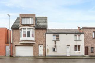 <p>Opbrengst portefeuille te koop bestaande uit 3 afzonderlijke woningen in Hamme.</p>
<p>Betreft onderstaande adressen:<br />Loystraat 88 - 135 m² - 2 slp/ 3 mogelijk, badkamer, toilet, woonkamer/keuken, berging - EPC F<br />Verbindingsstraat 2 - 30 m² - 2 slp, badkamer, woonkamer/keuken, terras, garage - EPC F<br />Verbindingsstraat 2A - 50 m² - 1 slp, badkamer, woonkamer/keuken - EPC F</p>
<p>Deze opbrengsteigendom omvat drie afzonderlijke woningen die samen als één project worden aangeboden. Alle woningen zijn momenteel verhuurd, wat zorgt voor een onmiddellijk rendement van 4,6% en een interessante investering in vastgoed. Het geheel is rustig gelegen in een residentiële omgeving nabij het centrum van Hamme, met een vlotte verbinding naar belangrijke invalswegen en omliggende gemeenten. Dankzij de combinatie van bereikbaarheid, verhuurpotentieel en stabiele huuropbrengsten vormt dit project een interessante opportuniteit voor investeerders die op zoek zijn naar een vastgoedproject met direct rendement.</p>
<p>Belangrijkste ruimtes:<br />• Drie afzonderlijke woonentiteiten<br />• Woonkamers met functionele indeling<br />• Keukens met praktische inrichting<br />• Badkamers<br />• Slaapkamers</p>
<p>Troeven:<br />• Opbrengst portefeuille bestaande uit 3 afzonderlijke woningen<br />• Alle woningen zijn verhuurd met een totaal rendement van 4,6%<br />• Rustige ligging nabij centrum en invalswegen</p>