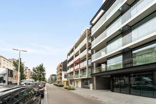 <p>Te koop: stijlvol appartement in het centrum van Nieuwpoort, op wandelafstand van zee en openbaar vervoer.</p>
<p> </p>
<p>Dit recente appartement (bouwjaar 2014) combineert comfort met een uitstekende ligging. Dankzij de centrale locatie geniet u van alle voorzieningen binnen handbereik, terwijl de twee terrassen u extra buitenruimte bieden om te ontspannen. De moderne afwerking en het goed onderhouden interieur maken dit een ideale keuze voor wie zorgeloos wil wonen.</p>
<p> </p>
<p>Belangrijkste ruimtes:<br />• Lichte woonkamer met toegang tot terras<br />• Moderne keuken met praktische indeling<br />• Slaapkamer met directe toegang tot tweede terras<br />• Badkamer met ligbad en wastafel<br />• Apart toilet<br />• Inkomhal<br />• Berging voor extra opslag</p>
<p> </p>
<p>Troeven:<br />• Recente constructie (2014)<br />• Twee terrassen voor optimaal buitenleven<br />• Centraal gelegen in toeristische zone, nabij openbaar vervoer</p>
<p> </p>
<p>Neem vandaag nog contact op met uw ERA-makelaar voor een bezoek.<br />058 222 222 of op gert@eraservimo.be</p>
<p> </p>
<p>JOUW DROOMAPPARTEMENT. ZO GEVONDEN!</p>