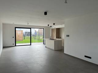 Deze nieuwbouwwoning, gelegen in Project Edelmoed, biedt alle comfort.<br /><br />De woning beschikt over een inkomhal met gastentoilet en een ruime leefruimte met een open, volledig geïnstalleerde keuken, voorzien van voldoende werk- en kastruimte. De leefruimte staat rechtstreeks in verbinding met het terras en de tuin met tuinberging, die toegankelijk zijn via een schuifraam. Verder is er een praktische, technische berging aanwezig.<br /><br />Op de verdieping bevinden zich drie slaapkamers, één badkamer en een apart toilet. <br />De zolderverdieping, toegankelijk via een vaste trap, biedt tal van opbergmogelijkheden.<br /><br />Eveneens inbegrepen: privé parkeerplaats en gemeenschappelijke fietsenberging. <br /><br />Daarnaast is deze BEN-woning uitgerust met onder meer zonnepanelen, vloerverwarming in combinatie met een warmtepomp en een ventilatiesysteem type D.<br /><br />Ook de ligging is een grote troef. De woning bevindt zich nabij de Semmerzake Meersen en op korte afstand van de N60, met een vlotte verbinding richting Oudenaarde en Gent, evenals een goede bereikbaarheid via de E17.