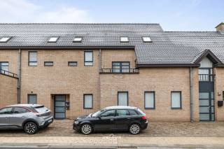 Ontdek dit uitzonderlijk gelijkvloers appartement van maar liefst 130 m², waar ruimte, comfort en licht centraal staan. Dankzij de praktische...