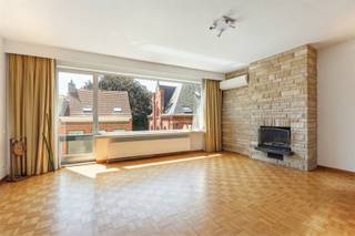 <p><span>BERCHEM - Bij Albertpar</span><span>k: Mooi appartement met 3 slaapkamers, 2 badkamers, 2 terrassen en grote autostaanplaats.</span></p><p><span> </span></p><p><span>BESCHRIJVING:</span></p><p><span> </span></p><p><span>Dit aangenaam appartement is gelegen op de 3° verdieping van een goed onderhouden gebouw.</span></p><p><span>Ruime inkomhal met ingemaakte kasten.</span></p><p><span>Lichtrijke leef- en eetkamer op mozaïekparket , met (werkende) open haard. Het salon is voorzien van airco en geeft uit op een gezellig terras vooraan.</span></p><p><span>Naastliggende volledig geïnstalleerde keuken voorzien van kasten, alle toestellen en ontbijthoek.</span></p><p><span>Slaapkamer 1 met ingemaakte kastenwand en met toegang tot het terras achteraan.</span></p><p><span>Slaapkamer 2 en slaapkamer 3, eveneens achteraan gelegen.</span></p><p><span>Badkamer 1 voorzien van ligbad, dubbel lavabomeubel en toilet.</span></p><p><span>Badkamer 2 voorzien van grote inloopdouche en dubbel lavabomeubel.</span></p><p><span>Annex praktische bergruimte/wasplaats met ingemaakte kasten en aansluitingen wasmachine en droogkast.</span></p><p><span> </span></p><p><span>Handige kelder nr 3 mee inbegrepen.</span></p><p><span> </span></p><p><span>Autostaanplaats nr 3 voor twee wagens achter elkaar aan 45.000 €</span></p><p><span> </span></p><p><span>BIJZONDERHEDEN:</span></p><p><span> </span></p><p><span>* Gemeenschappelijke kosten: ca 433 €/maand (provisie voor verwarming, lift, verzekering, water, syndicus, elektriciteit gemene delen, ...)</span></p><p><span>* Rustige ligging aan het Albertpark, doch op wandelafstand van openbaar vervoer en winkels</span></p><p><span>* Airco in salon en keuken </span></p><p><span>* Videofonie </span></p><p><span>* Alarmsysteem </span></p><p><span>* Autostaanplaats voor 2 wagens</span></p><p><span> </span></p><p><span> </span></p><p><span> </span></p><p><span> </span></p>