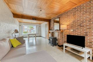 Ontdek deze charmante halfopen bebouwing op een absolute toplocatie in Sint-Eloois-Winkel. Gelegen in een rustige, doodlopende straat zonder doorgaand verkeer, geniet u hier van maximale privacy en een groene, aangename woonomgeving. Deze woning biedt een unieke kans voor wie zijn eigen stempel wil drukken: dankzij de renovatieverplichting (EPC F) kan u deze woning volledig naar eigen smaak en tempo moderniseren, terwijl u er ondertussen al kan wonen.<br /><br />Indeling<br />Bij het betreden van de woning komt u in de inkomhal met gastentoilet. De lichtrijke leefruimte bestaat uit een gezellige living met eetplaats aan de voorzijde en een tweede eetruimte aan de achterzijde met zicht op de tuin. <br />Aansluitend bevindt zich de keuken. Verder is er nog een praktische kelderruimte aanwezig. De woning beschikt over een uitzonderlijk diepe garage, wat tal van mogelijkheden biedt naar renovatie en uitbreiding.<br /><br />Op de eerste verdieping bevinden zich drie slaapkamers, waarvan twee zeer ruime. De badkamer is uitgerust met een toilet, ligbad en wastafel. <br />Via een zoldertrap bereikt u de opbergzolder.<br /><br />De woning beschikt over een aangename, onderhoudsvriendelijke tuin die ook bereikbaar is via een handige zijingang, ideaal voor fietsen of tuinmateriaal.<br /><br />Technisch<br />- Bewoonbare oppervlakte: 163 m² (volgens EPC)<br />- EPC: F (renovatieverplichting van toepassing)<br />- Warm water via elektrische boiler<br />- Koken op gas (via externe gasflessen)<br />- Combinatie van hout en PVC ramen<br />- Enkel en dubbel glas aanwezig<br />- Dakisolatie: ca. 6 cm<br />- Regenwaterput van ca. 5.000 liter<br />- Rolluiken aanwezig<br />- Zadeldak boven de garage<br /><br />Troeven<br />- Topligging in een rustige, doodlopende straat<br />- Geen doorgaand verkeer<br />- Groene en aangename woonwijk<br />- Mogelijkheid tot gefaseerd renoveren (wonen en vernieuwen)<br />- Zeer diepe garage met uitbreidingspotentieel<br />- Zijtoegang naar de tuin<br />- Veel ruimte en lichtinval<br />- Ideale woning voor wie zijn eigen woonproject wil realiseren<br /><br />Bent u op zoek naar een woning met potentieel op een rustige toplocatie waar u volledig uw eigen verhaal kan schrijven? Neem vandaag nog contact op en ontdek zelf de mogelijkheden van deze unieke kans!
