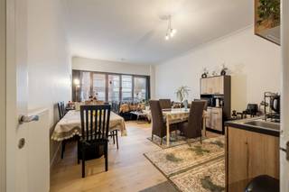 <p><span>Instapklaar gelijkvloersappartement op een aangename woonlocatie (75m²)</span></p><p><span> </span></p><p><span>Dit betreft een uitstekend gelegen 2-slaapkamer appartement op het gelijkvloers van een klassevolle residentie met privé-koer en ondergrondse berging. </span><span>Ideaal als investeringspand met stabiel verhuurpotentieel. </span></p><p><span>Het appartement bevindt zich </span><span>centraal, op wandelafstand van winkels, scholen, openbaar vervoer en nabij Berchem station. Het appartement ligt in een kleinschalig en verzorgd gebouw in een levendige maar toch rustige wijk. </span></p><p><span> </span></p><p><span>INDELING</span></p><p><span>Inkomhal met apart toilet &amp; vestiaire kast. </span></p><p><span>Lichtrijke leefruimte met open keuken.</span></p><p><span>Badkamer voorzien van een inloopdouche &amp; lavabo meubel. </span></p><p><span>2 ruime slaapkamers.</span></p><p><span>Een privatieve buitenkoer die extra licht en lucht garandeert.</span></p><p><span> </span></p><p><span>EXTRA</span></p><p><span>Momenteel verhuurd.</span></p><p><span>Dit appartement vormt een solide en zorgeloze investering voor wie op zoek is naar een opbrengsteigendom in een goed ontsloten Antwerpse wijk met blijvende vraag.</span></p><p><span>Gunstig EPC label C (249kWh/m²).</span></p><p><span>Dak is vernieuwd in 2024.</span></p><p><span>Elektriciteit conform. </span></p><p><span>PVC dubbele beglazing. </span></p><p><span>Beperkte gemeenschappelijke kosten (water, blokpolis, gem. elektriciteit en poetsen)</span></p><p><span>Uitstekend gelegen op een steenworp van Berchem-station. </span></p><p><span>Op wandelafstand van alle lokale faciliteiten &amp; winkelstraat. </span></p><p><span>Zeer geschikte uitvalsbasis voor Antwerpen &amp; het Havengebied. </span></p><p><span>Vlotte verbindingsmogelijkheden via E19 en E34. </span></p><p><span> </span></p>