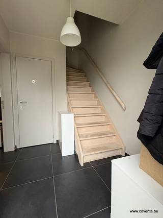 Deze moderne half open bebouwing bestaande uit: inkomhal, apart toilet, ruime leefruimte met open keuken en aansluitende berging. Op de verdieping...