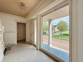 Dit prachtig pand is op zoek naar nieuwe bewoners! Deze woning heeft 4 slaapkamers, een inpandige garage en een prachtige tuin. De woning is gelegen in Desselgem en werd gerenoveerd in 2025. <br /><br />INDELING <br /><br />GELIJKVLOERS:<br />- authentieke inkomhal met vestiaire en gastentoilet <br />- ruime keuken met bijkeuken <br />- droge kelder ideaal voor stockage <br />- ruime leefruimte <br />- inpandige garage met doucheruimte <br />- badkamer <br />- grote tuin afgeschermd met draad en een haag <br /><br />1STE VERDIEP:<br />- nachthal <br />- 4 ruime slaapkamers <br />- toilet en lavabo <br />- dressing <br /><br />De snelste manier om een bezoek te brengen aan deze woning? Vraag je bezoek aan via de rode knop op onze website (www.dewaele.com) en je wordt gecontacteerd door één van onze verhuurexperts. Telefonisch kunnen er geen afspraken gemaakt worden. Bij andere vragen kun je ons telefonisch contacteren via 056 605 605.