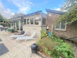 Klein domeintje op 3 350  M²<br /><br />Gewekt worden door een zanglijster die uit volle borst zingt in de top van de catalpa<br />Als je vrolijk wordt van dansende hazen in de ochtend<br />Patrouilleren buizerds in de namiddag en een kleine kudde reeën bij valavond dan is dit het perfecte plaatsje voor jullie<br /><strong>Het enigste vakantiehuis</strong> vlakbij het centrum van Beveren UNIEK IN BEVEREN WAAS <br /><br />De woning omvat een leuke ruime  leef veranda ( waar elk raam een schilderij lijkt ) met open ingerichte “stoere knappe  keuken met karakter<br />Dub oude deuren brengen u naar een zeer knus cossy salon met open haard en mezzanine met ruime slaapkamer<br />Verder op gelijkvloers berging, badkamer met badmeubel in landelijke stijl ligbad en douche , ruime slaapkamer<br /><br />Buiten is het leven als god in Frankrijk met prachtige bomen, zwembad, bar ,pizza oven,  leuke pipo wagen ( extra slaapkamer /bureel )<br /><strong>GEEN  domicilie mogelijk </strong><br /><br />ZONNEPANELEN - GRONDWATER - LEIDINGSWATER 