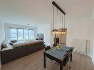 <p><strong>Aartselaar: Ruim 2-slaapkamerappartement met terras en autostaanplaats</strong></p><p>Op zoek naar een ruim en comfortabel appartement op een centrale locatie in Aartselaar? Dit aangename appartement (bruto-opp: 83m2) op de eerste verdieping combineert een praktische indeling met veel licht, een gezellig terras én een private autostaanplaats.Het appartement bevindt zich vlak bij de Hoevelei, met een vlotte verbinding naar het centrum van Aartselaar en de belangrijkste invalswegen. Bij het binnenkomen leidt de inkomhal naar de ruime en lichtrijke woonkamer, waar de grote raampartijen voor een aangename natuurlijke lichtinval zorgen. Aansluitend bevindt zich de volledig geïnstalleerde keuken.Verder beschikt het appartement over twee volwaardige slaapkamers, een apart toilet en een badkamer met inloopdouche. Aan de achterzijde wacht een extra troef: een gezellig terras over de volledige gevelbreedte, ideaal om rustig van de buitenlucht te genieten.</p><p>Ook aan praktisch comfort geen gebrek. In de kelder beschikt het appartement over een privatieve berging én een autostaanplaats. De vaste kosten bedragen € 236 per maand en omvatten onder meer water, verwarming, lift, elektriciteit van de gemeenschappelijke delen, syndicus, blokpolis en bijdrage aan het reservekapitaal.</p><p>Een ruim en compleet appartement voor wie centraal wil wonen in Aartselaar zonder in te boeten aan comfort. Ook interessant als investering!</p><p><strong>Troeven op een rij:</strong></p><ul><li>Centrale ligging</li><li>Ruime slaapkamers (2)</li><li>Lichtrijke leefruimte</li><li>Energiezuinig (EPC-B)</li><li>Volledig geïnstalleerde keuken</li><li>Terras over de volledige gevelbreedte</li><li>Autostaanplaats</li></ul><p><strong>Interesse? Contacteer ons vandaag nog voor meer informatie of een bezoek ter plaatse en ontdek zelf wat dit appartement te bieden heeft.</strong></p>