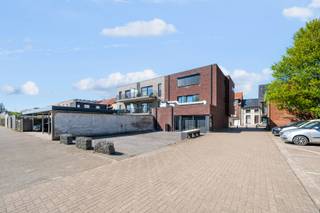 Ontdek dit hedendaags en architecturaal uitgewerkt appartement, gelegen op de eerste verdieping van een verzorgde residentie uit 2015 in Burcht, vlot bereikbaar via lift. De leefruimte baadt in het licht dankzij de grote schuiframen die een naadloze overgang creëren naar het royale, zuidgerichte terras.<br />De open keuken is strak vormgegeven en volledig geïntegreerd in het leefgeheel, uitgerust met alle hedendaagse toestellen en afgewerkt met oog voor detail. Het appartement beschikt over twee volwaardige slaapkamers, beide voorzien is van ingemaakte kasten. De indeling is doordacht, met een aparte wasruimte en een afzonderlijk gastentoilet. Vliegenramen en kwalitatieve materialen zorgen voor extra wooncomfort.<br />Met een energiezuinig karakter (E-peil 59 – energiescore A) kiest u bovendien voor een duurzame en toekomstgerichte woonst.<br />Achteraan het gebouw bevindt zich een privatieve staanplaats (verplicht mee aan te kopen voor €15.000) en een gemeenschappelijke fietsenberging.<br />Een stijlvolle en lichtrijke woonst op een aangename locatie, wees er snel bij!