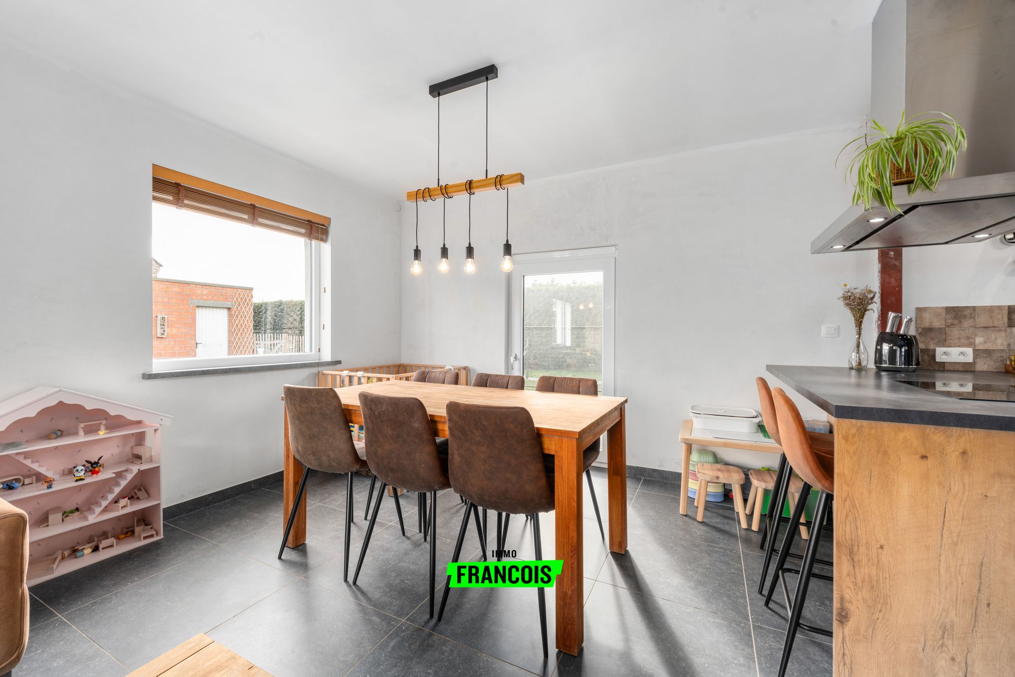 Charmante halfopen bebouwing met dubbele garage en zonnige tuin in Zomergem - foto 4