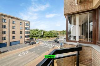 Pal in het hart van Bredene-aan-Zee, treffen we dit volledig instapklaar appartement met twee slaapkamers aan. Op wandelafstand heeft u de duinen met het strand, talrijke horeca en een waaier aan winkels. <br /><br />Het appartement is ruim en zeer lichtrijk. De leefruimte biedt u een grote eet-en leefhoek. Aanpalend is er de keuken. Deze is functioneel uitgerust en voorzien van tal van kast-en werkruimte. <br /><br />Er zijn twee volwaardige slaapkamers aanwezig in het appartement. In de badkamer is er een dubbele lavabo alsook bad/douchecombinatie beschikbaar. Het toilet is apart. Er is tevens een handige berging beschikbaar. <br /><br />Aan de voorzijde van het pand heeft u een gezellig balkon met zicht op de duinen. <br /><br />Dankzij de ligging en grootte is het pand uitermate geschikt voor zowel permanente bewoning als tweede verblijf (of investering). <br /><br />Aarzel niet en neem contact op voor meer info of een afspraak. <br /><br />
