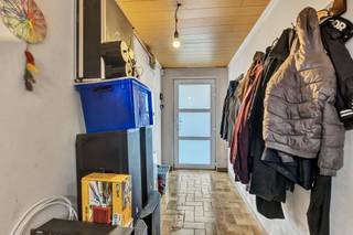<p>In een rustige straat in <strong>Lede</strong> vinden we deze <strong>te renoveren</strong> woning met <strong>3 slaapkamers</strong> en een <strong>garage</strong>. Via de inkomhal komen we in de <strong>ruime leefruimte</strong> terecht. Via de leefruimte is er directe toegang tot de keuken. Op het <strong>gelijkvloers</strong> vinden we ook nog de badkamer terug, die voorzien is van een <strong>ligbad</strong>. Via de keuken kunnen we ook het <strong>terras</strong> betreden. Via een vaste trap betreden we de <strong>eerste verdieping,</strong> waar we <strong>3 volwaardige slaapkamers</strong> terugvinden. Via een uittrekbare trap vinden we de <strong>zolder</strong> terug, die kan dienen als <strong>stockageruimte</strong>. Verder is er nog een <strong>ruime garage</strong> voorzien. Het <strong>dak</strong> werd <strong>vernieuwd in 2024</strong>. <strong>Rustige ligging - Dak vernieuwd - Garage</strong></p><p></p><p>De verkoper behoudt zich het recht voor om elk bod, ongeacht de hoogte ervan, te aanvaarden of te weigeren.</p>