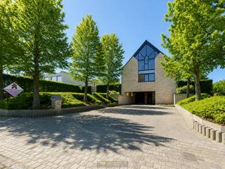 RUIME OPEN BEBOUWING met een BEWOONBARE OPPERVLAKTE van ca. 280 m², gelegen op een perceel van bijna 12 are in het LANDELIJKE MATER, een gegeerde deelgemeente van Oudenaarde. Deze eigendom combineert COMFORTABEL WONEN met UITGEBREIDE MOGELIJKHEDEN voor een PROFESSIONELE ACTIVITEIT aan huis, waardoor ze uitermate geschikt is voor een VRIJ BEROEP, PRAKTIJK, BEAUTYSALON, KAPSALON of een RUIM THUISKANTOOR. De woning onderscheidt zich door haar ROYALE LEEFRUIMTES, OVERVLOEDIGE LICHTINVAL en een DOORDACHTE INDELING. Vanuit de leefruimte geniet u bovendien van een PRACHTIG UITZICHT op de tuin en de omliggende velden, wat zorgt voor een bijzonder AANGENAME WOONBELEVING. Met een CONFORME ELEKTRISCHE INSTALLATIE, een GUNSTIG EPC-label C en een UITZONDERLIJK VEELZIJDIGE INDELING vormt deze eigendom een ideale opportuniteit voor wie op zoek is naar een RUIME GEZINSWONING met mogelijkheden voor wonen en werken in een GROENE OMGEVING.<br />De indeling gaat als volgt: via de inkomhal met gastentoilet betreedt u de ruime woonkamer met gezellige zithoek, eetplaats en inbouwhaard. Aansluitend bevindt zich de ingerichte keuken, die mooi aansluit op de leefruimte. Op het gelijkvloers vindt u daarnaast de masterbedroom met dressing en eigen badkamer, wat de woning eveneens geschikt maakt voor levenslang wonen. De verdieping beschikt over meerdere slaapkamers, een bureauruimte en een ruime polyvalente kamer, die volledig naar eigen wens kan worden ingericht als extra slaapkamer, hobbyruimte, praktijk of speelkamer. De woning is bovendien praktisch onderkelderd met een inpandige garage, een ruime berging, een wasplaats en de technische installaties.<br />Buiten geniet u van een mooi aangelegde tuin met twee zonnige terrassen, waar u in alle rust kan genieten van het open uitzicht op de glooiende velden. De ruime oprit en de dubbele inpandige carport zorgen voor voldoende parkeergelegenheid, zowel voor bewoners als bezoekers.<br /><br /><br />Adres: Kerkgate 70 te Oudenaarde<br /><br />Geen renovatieplicht; P-score: A, G-score: A