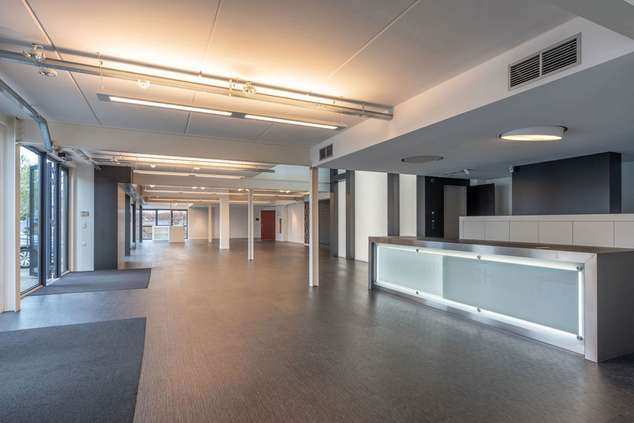 Moderne, lichte showroom op strategische locatie - foto 4